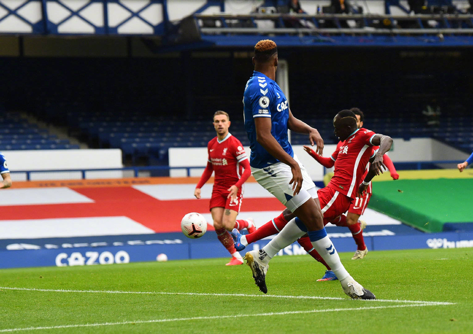 在禁区内的 在禁区内的